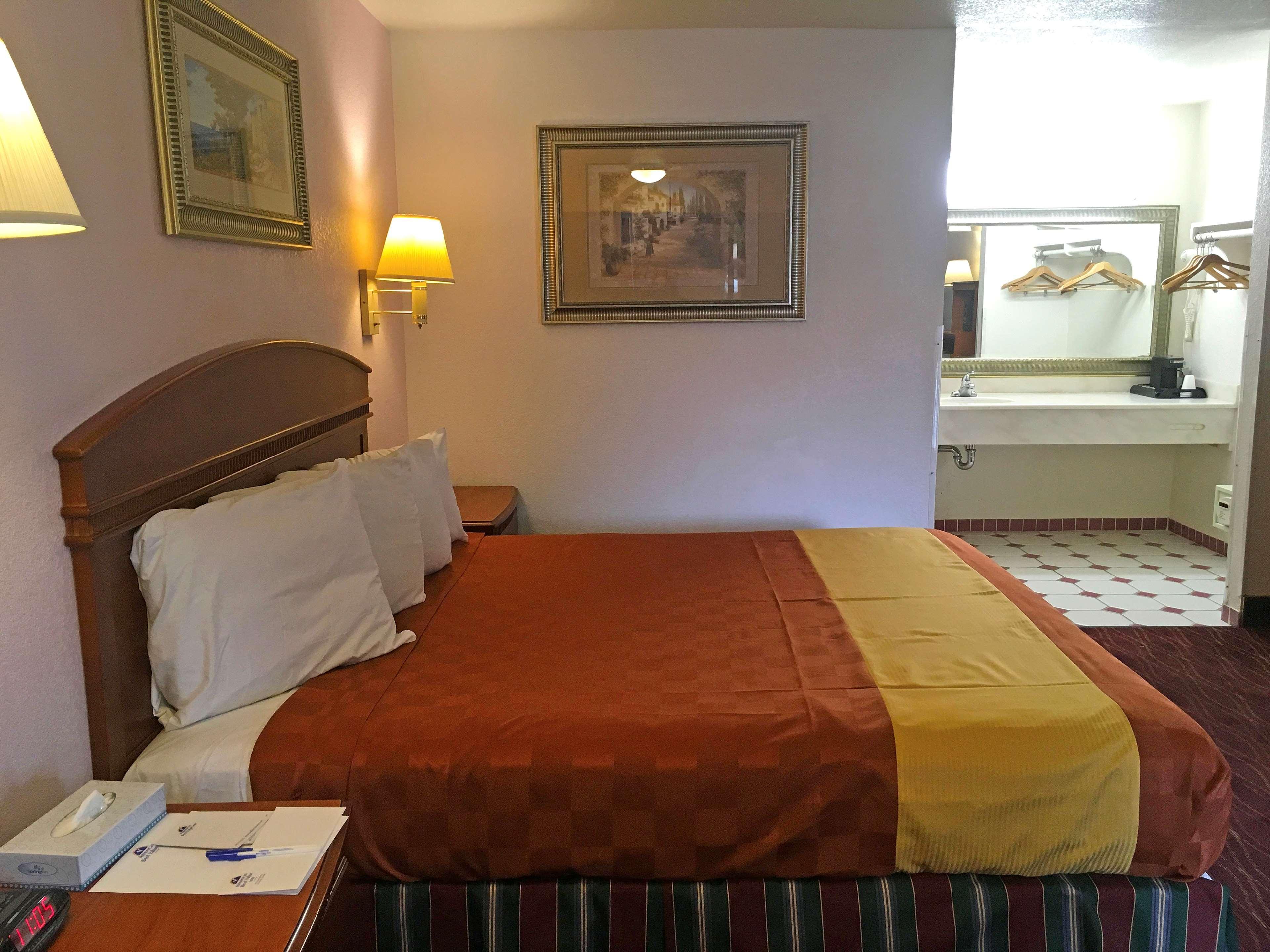 Ibis Styles Lisieux Normandie Exterior foto